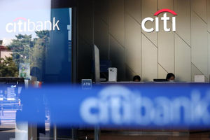 Karyawan Bekerja di Kantor pusat Citibank Korea di Seoul
