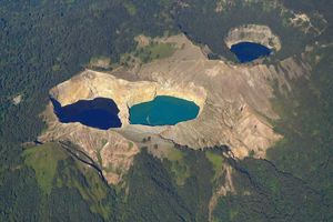 gunung-kelimutu-danau-tiga-warna.jpg