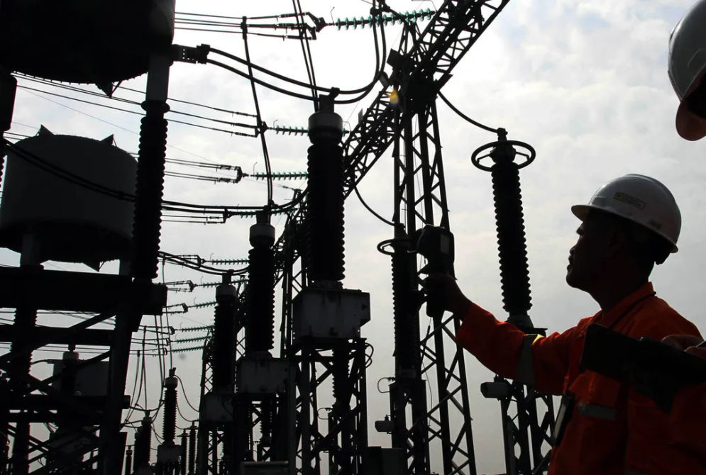 Para calon presiden (capres) Indonesia sedang mempertimbangkan untuk mengakhiri monopoli Perusahaan Listrik Negara (PLN). 