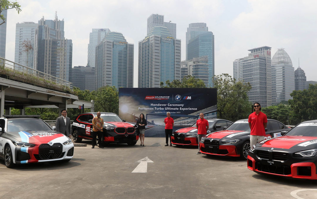 Director of Marketing BMW Group Indonesia Bayu Riyanto berfoto bersama dengan Director of Communications BMW Group Indonesia Jodie Otania, Director of Sales, BMW Group Indonesia Ariefin Makaminan, VP Marketing Strategy PT Pertamina Patra Niaga Indra Edi Santoso, Pembalap Nasional Rizal Sungkar dan Pembalap Nasional Sean Gelael disela-sela acara seremonial serah terima lima unit BMW performa tinggi untuk mendukung perhelatan Pertamax Turbo Ultimate Experience 2023 yang akan berlangsung di Sirkuit Mandalika 17-19 November 2023. Foto : Panji Asmoro/TrenAsia