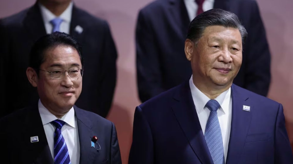 Perdana Menteri Jepang Fumio Kishida dan Presiden China Xi Jinping Berpose untuk Foto Keluarga KTT CEO Asia-Pacific Economic Cooperation (APEC) di San Francisco