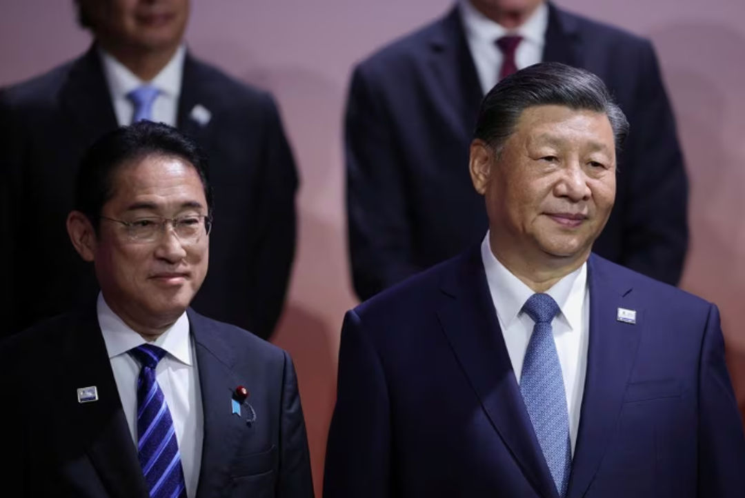 Perdana Menteri Jepang Fumio Kishida dan Presiden China Xi Jinping Berpose untuk Foto Keluarga KTT CEO Asia-Pacific Economic Cooperation (APEC) di San Francisco (Reuters/Carlos Barria)