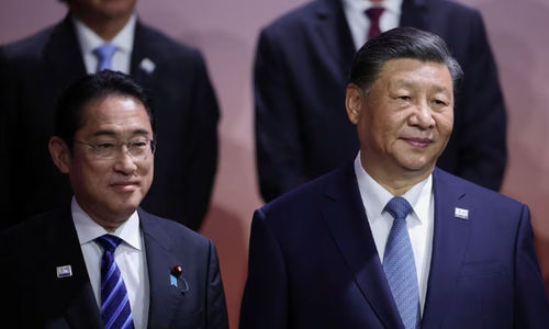 Perdana Menteri Jepang Fumio Kishida dan Presiden China Xi Jinping Berpose untuk Foto Keluarga KTT CEO Asia-Pacific Economic Cooperation (APEC) di San Francisco