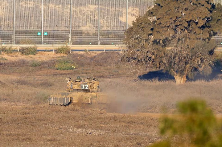 Sebuah Manuver Tank Merkava di Dekat Jalur Gaza, Terlihat dari Israel Selatan, di Tengah Konflik yang Berlangsung Antara Israel dan Kelompok Palestina Hamas (Reuters/Alexander Ermochenko)