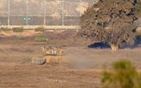 Sebuah Manuver Tank Merkava di Dekat Jalur Gaza, Terlihat dari Israel Selatan, di Tengah Konflik yang Berlangsung Antara Israel dan Kelompok Palestina Hamas
