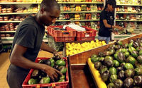 Para Pekerja Mengemas Alpukat di Sebuah Toko Pasar Buah dan Sayuran di Harare, Zimbabwe (Reuters/Philimon Bulawayo)