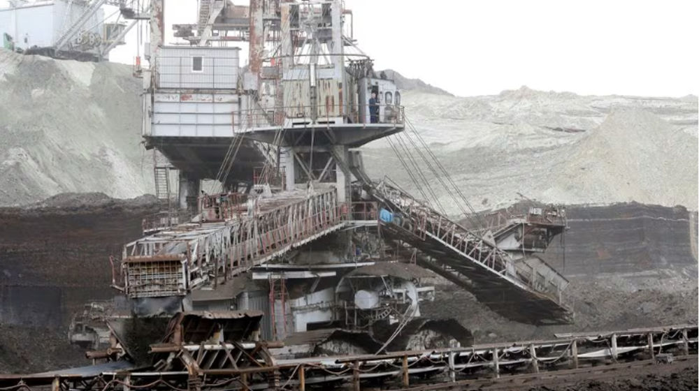 Ekskavator Menggali Batu Bara di Dekat Fasilitas Produksi Listrik Dalam Negeri Terbesar REK Bitola