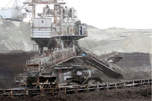 Ekskavator Menggali Batu Bara di Dekat Fasilitas Produksi Listrik Dalam Negeri Terbesar REK Bitola