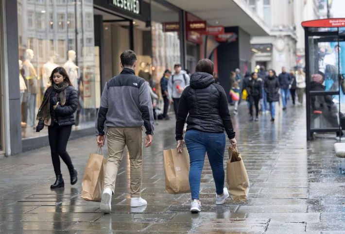 Orang-Orang Berbelanja di Oxford Street di London (Reuters/Anna Gordon)