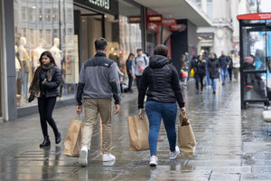 Orang-Orang Berbelanja di Oxford Street di London