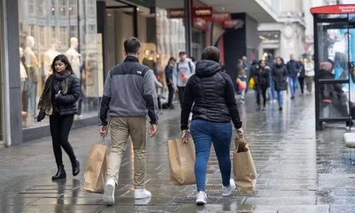 Orang-Orang Berbelanja di Oxford Street di London