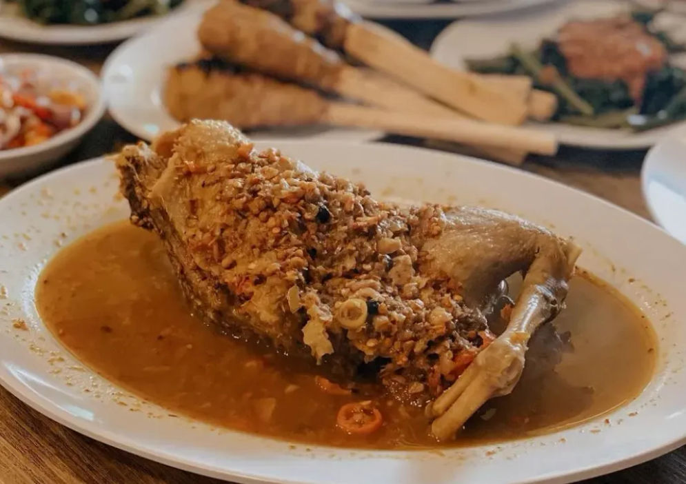 Ayam Betutu dari Bali, merupakan hidangan khas yang kaya akan bumbu rempah-rempah. Kuliner ini telah diakui secara resmi sebagai Warisan Budaya Takbenda Indonesia.