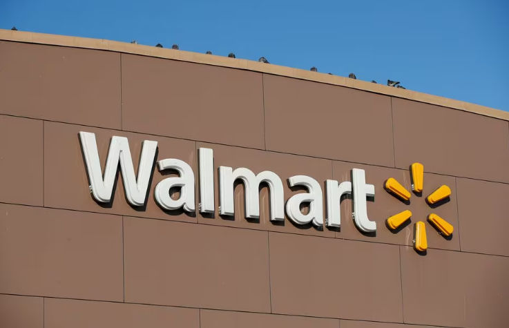Logo Walmart di Luar Salah Satu Toko di Chicago (Reuters/Kamil Krzaczynski)
