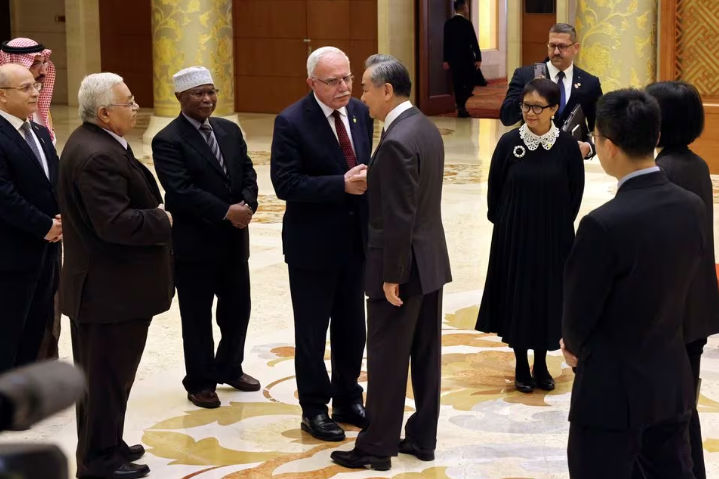 Menteri Luar Negeri China Wang Yi Berjabat Tangan dengan Menteri Luar Negeri Palestina Riyad Al-Maliki (Reuters/Florence Lo)