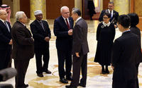 Menteri Luar Negeri China Wang Yi Berjabat Tangan dengan Menteri Luar Negeri Palestina Riyad Al-Maliki