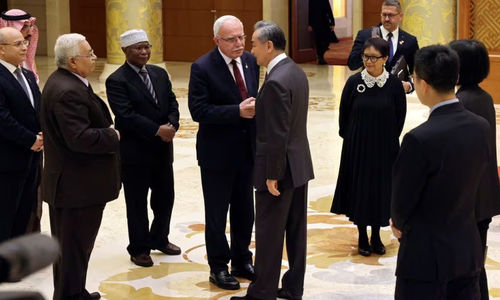 Menteri Luar Negeri China Wang Yi Berjabat Tangan dengan Menteri Luar Negeri Palestina Riyad Al-Maliki