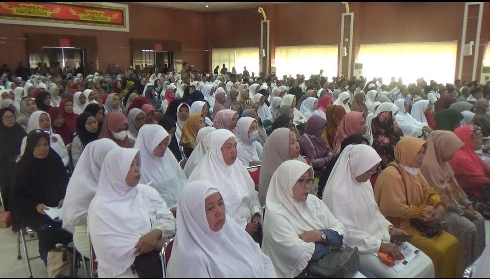  Pemerintah kota Bandar Lampung rencana berangkatkan 710 warganya untuk berangkat umroh ke tanah suci . Kegiatan manasik dibuka langsung Walikota Bandar Lampung Eva Dwiana di Aula gedung semergou pada Senin, 20 November 2023.