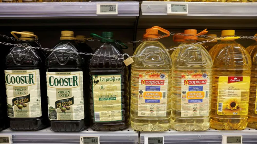 Botol Minyak Zaitun dan Minyak Bunga Matahari Dipajang untuk Dijual, Dilindungi oleh Gembok dan Rantai untuk Mencegah Pencurian di Supermarket Tu Super Suma di Malaga