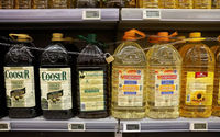Botol Minyak Zaitun dan Minyak Bunga Matahari Dipajang untuk Dijual, Dilindungi oleh Gembok dan Rantai untuk Mencegah Pencurian di Supermarket Tu Super Suma di Malaga