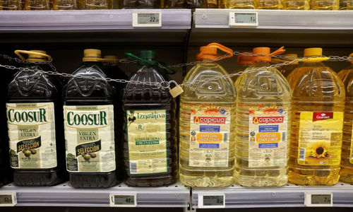Botol Minyak Zaitun dan Minyak Bunga Matahari Dipajang untuk Dijual, Dilindungi oleh Gembok dan Rantai untuk Mencegah Pencurian di Supermarket Tu Super Suma di Malaga