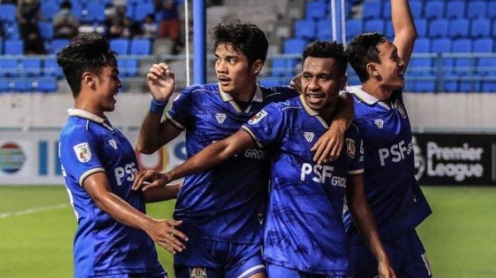 Pemain Persiba merayakan kemenangan