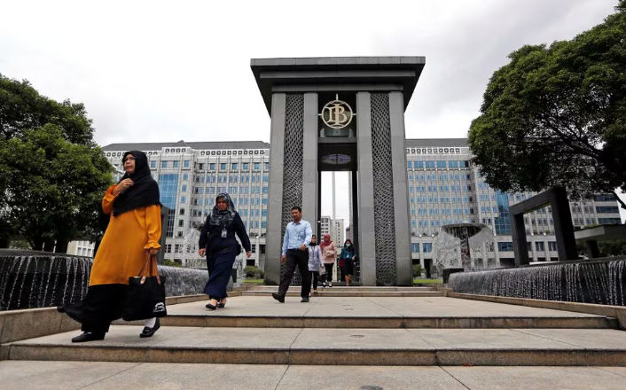 Pengunjung Berjalan Kaki Meninggalkan Kantor Pusat Bank Indonesia di Jakarta (Reuter/Willy Kurniawan)