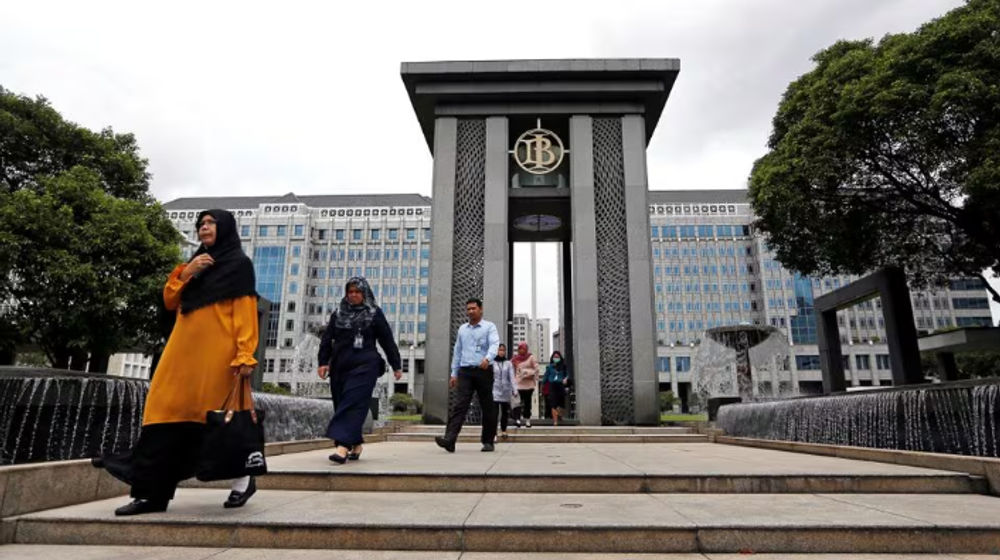 Pengunjung Berjalan Kaki Meninggalkan Kantor Pusat Bank Indonesia di Jakarta