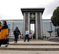 Pengunjung Berjalan Kaki Meninggalkan Kantor Pusat Bank Indonesia di Jakarta