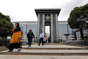 Pengunjung Berjalan Kaki Meninggalkan Kantor Pusat Bank Indonesia di Jakarta