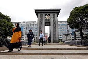 Pengunjung Berjalan Kaki Meninggalkan Kantor Pusat Bank Indonesia di Jakarta