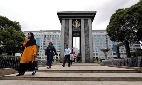 Pengunjung Berjalan Kaki Meninggalkan Kantor Pusat Bank Indonesia di Jakarta