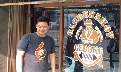 Adik Firdaus, pemilik usaha Barbershop Gedong 1 yang memperoleh pembiayaan dari fintech lending untuk menaikkan omzet. 