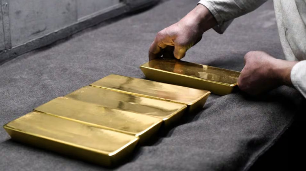 Batangan Emas Murni 99,99 Persen di Ruang Kerja di Pabrik Pemurnian dan Pembuatan Logam Mulia Novosibirsk