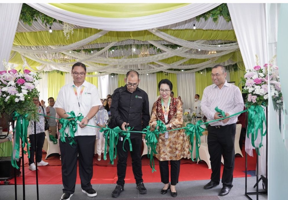 (Ki-Ka) Bapak Nurhadi Yudiyantho - CEO Group BMHS & Managing Director PT Bundamedik Tbk, didampingi Bapak Rito Alam Rizal Sini - Komisaris PT Bundamedik Tbk, bersama dr. Silvia Dewi Kusuma, MARS - Hospital Director RSIA Az Zahra dan Bapak Mesha Rizal Sini - Presiden Direktur PT Bundamedik Tbk dalam acara seremoni peresmian layanan dan fasilitas baru RSIA Az Zahra, pada 16 November 2023 di Palembang. Rangkaian transformasi yang dihadirkan di RSIA Az Zahra,semakin memperkuat komitmen BMHS dalam meningkatkan mutu layanan sekaligus memberikan pengalaman terbaik bagi seluruh pasien, mulai dari sebelum ketibaan hingga setelah pulang dari RSIA Az Zahra.