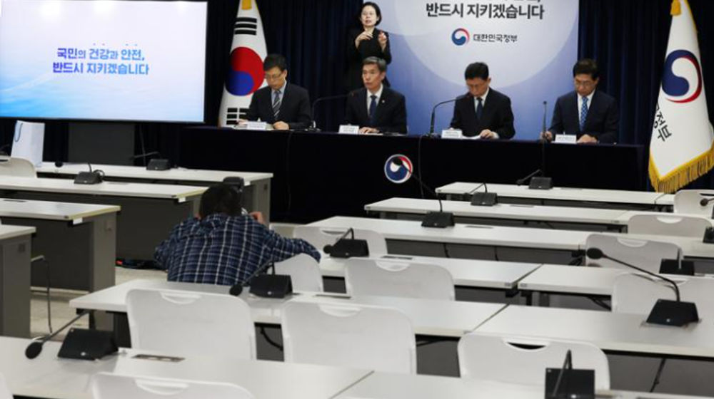 Seorang Reporter Duduk di Ruang Pengarahan yang Sebagian Besar Kosong Saat Seorang Pejabat Pemerintah Berbicara Masalah Pembuangan Air Limbah 