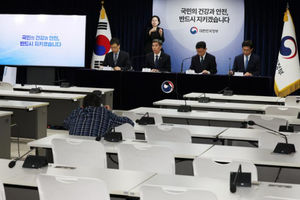 Seorang Reporter Duduk di Ruang Pengarahan yang Sebagian Besar Kosong Saat Seorang Pejabat Pemerintah Berbicara Masalah Pembuangan Air Limbah 