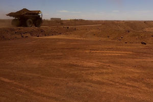 Kendaraan Otonom Melaju di Sepanjang Jalan Saat Mengumpulkan Bijih Besi di Tambang Fortescue Metals Group (FMG) Australia