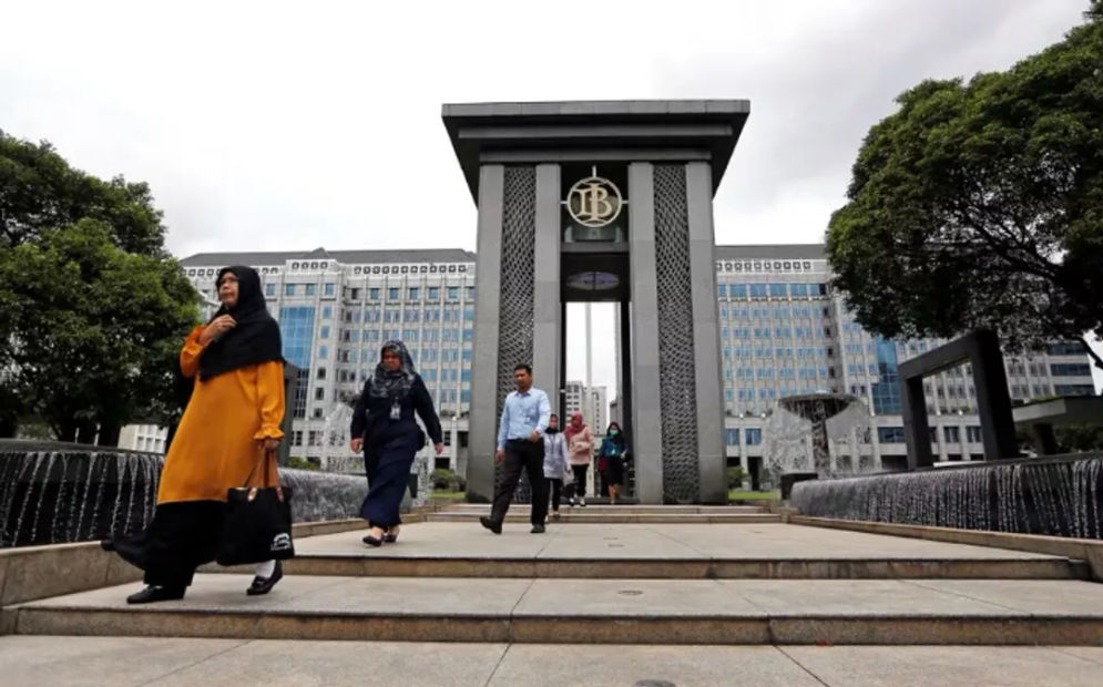 Bank Indonesia (BI) diperkirakan akan mempertahankan tingkat suku bunga kebijakan utamanya tetap pada 6,00% dan kemungkinan akan mempertahankannya pada tingkat tersebut setidaknya hingga pertengahan 2024.