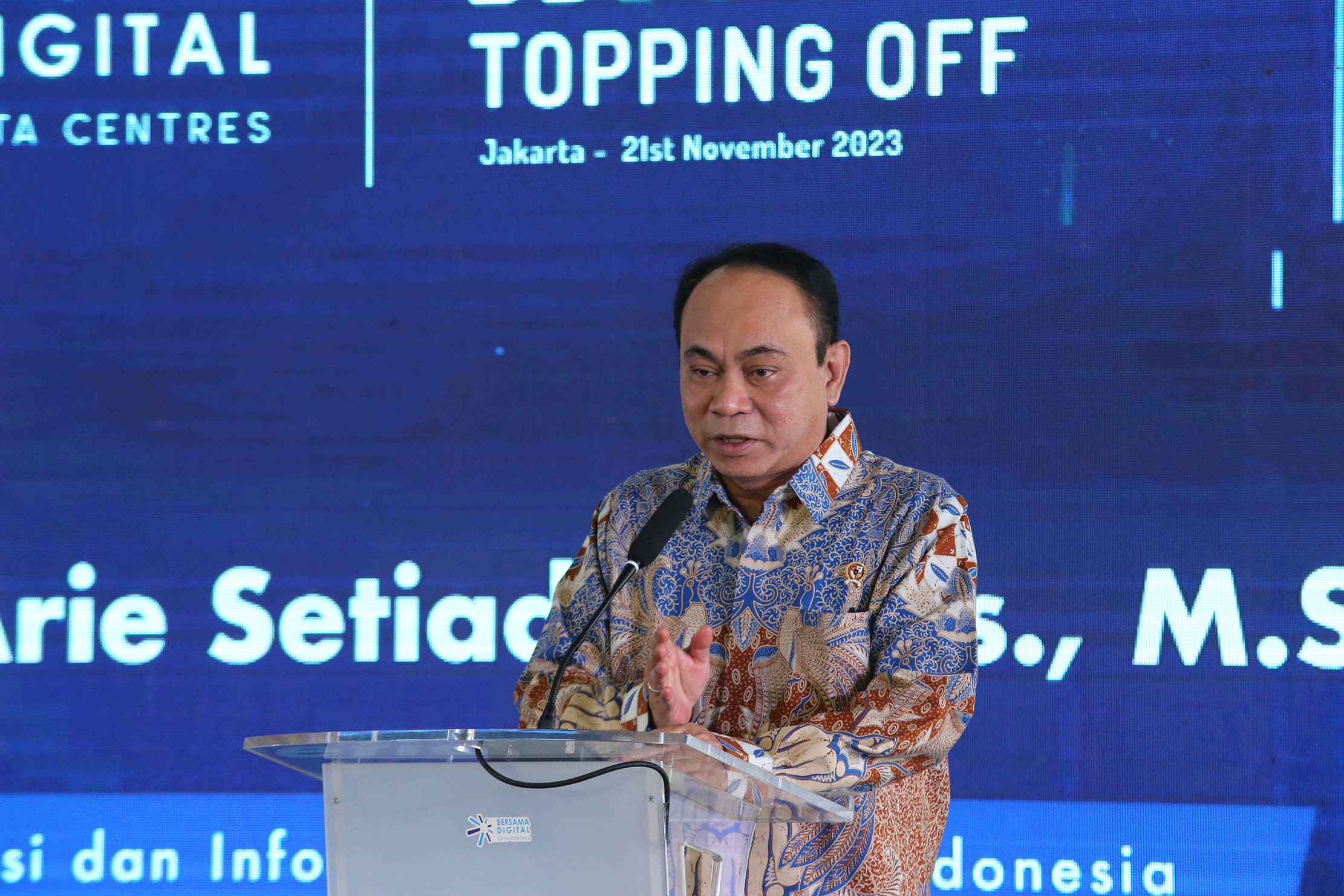 Menteri Komunikasi dan Informatika Republik Indonesia Budi Arie Setiadi memberikan pemaparan dalam acara topping off Bersama Digital Data Centres (BDDC) JST di Jakarta, 21 November 2023. Foto : Panji Asmoro/TrenAsia