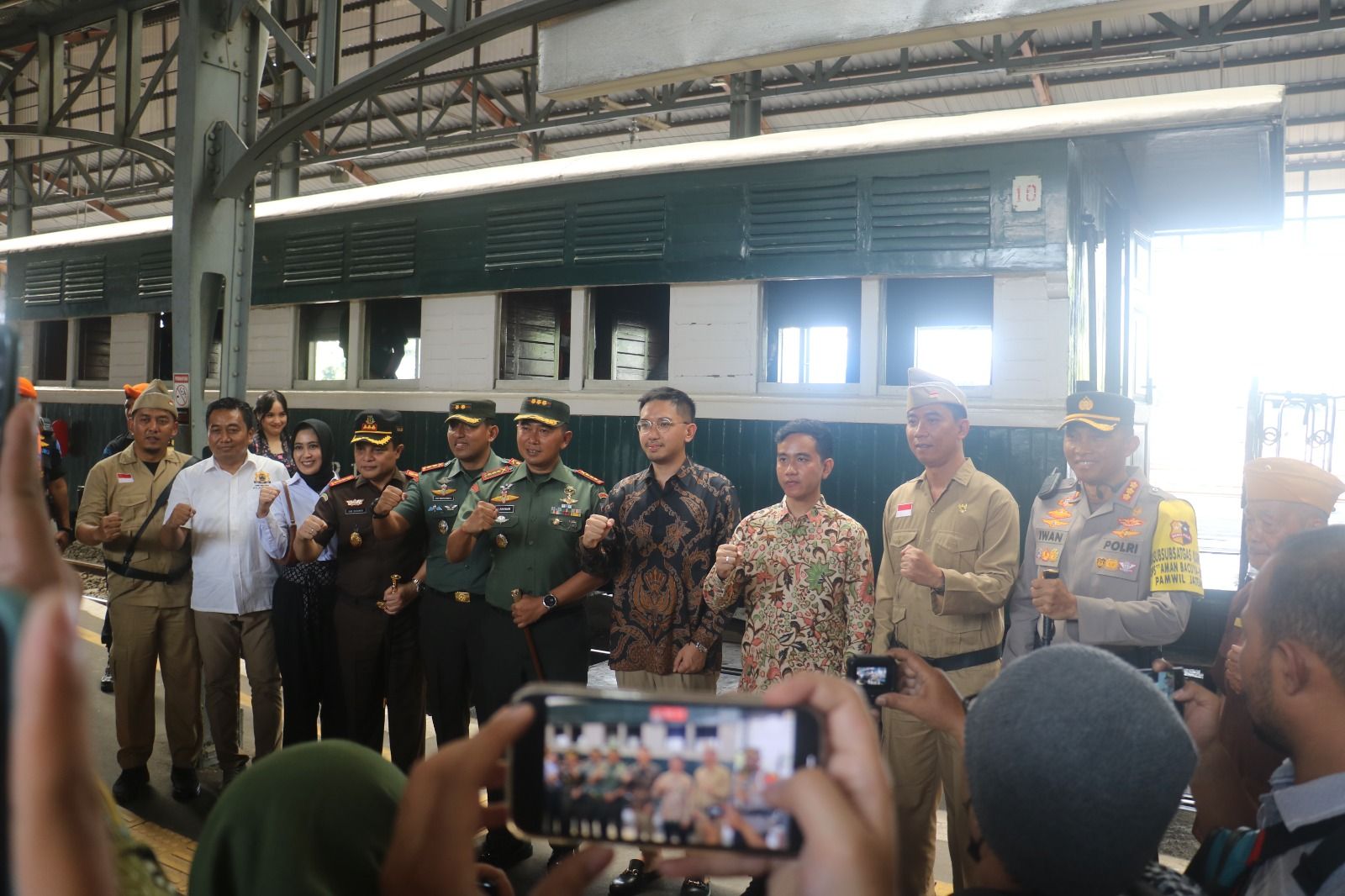 Gibran Rakabuming Raka dan KGPAA Mangkunegara X serta EVP Daop 6 Yogyakarta berfoto bersama jajaran pejabat lainnya sebelum naik KA Wisata Jaladara di Stasiun Purwosari, Selasa 21 November 2023