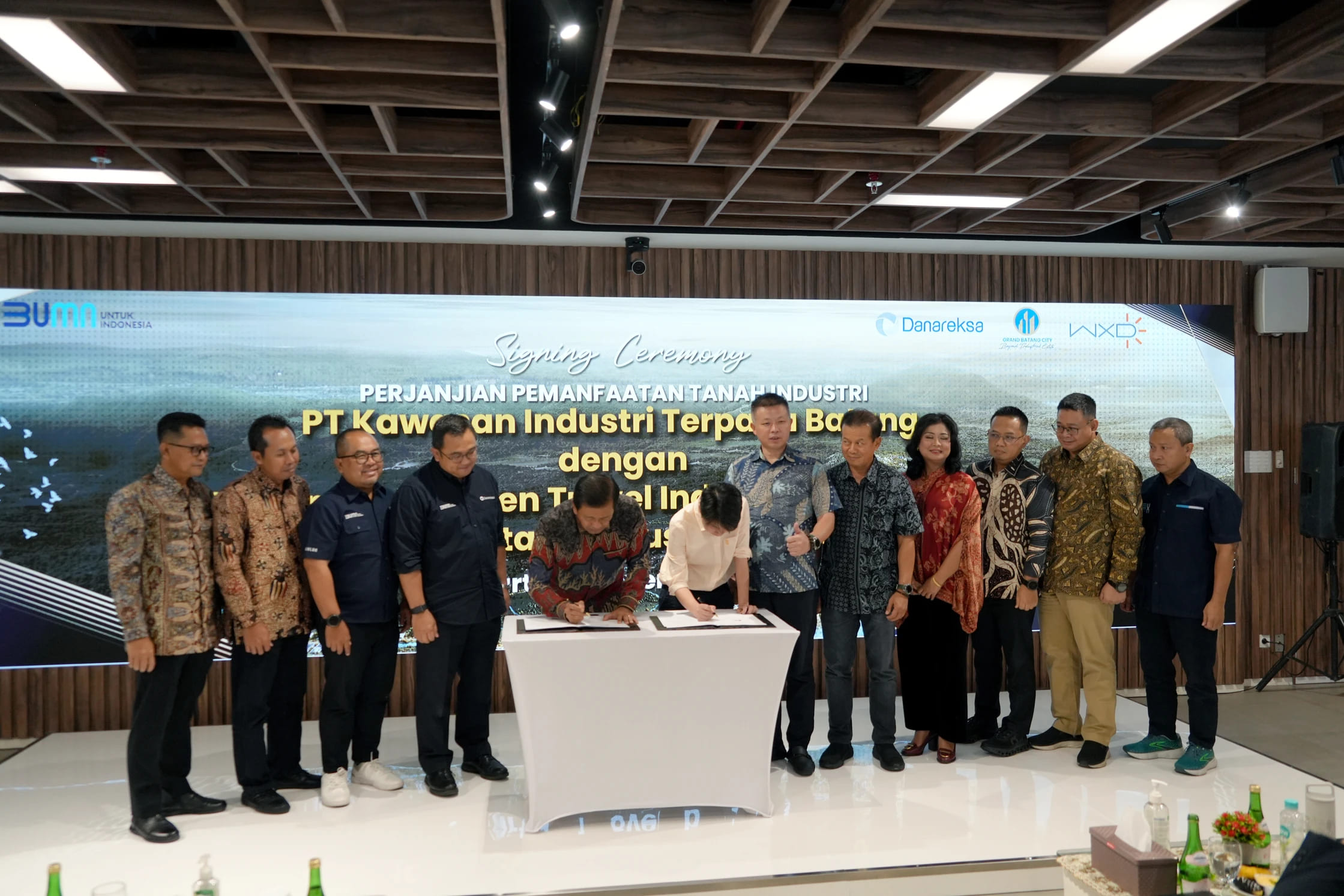 Penandatanganan perjanjian pemanfaatan tanah industri (PPTI) oleh PT Wanxinda Green Travel Industry Development dan PT Wanxinda Batang Industry Land Investment di Menara Danareksa Jakarta pada 21 November 2023.