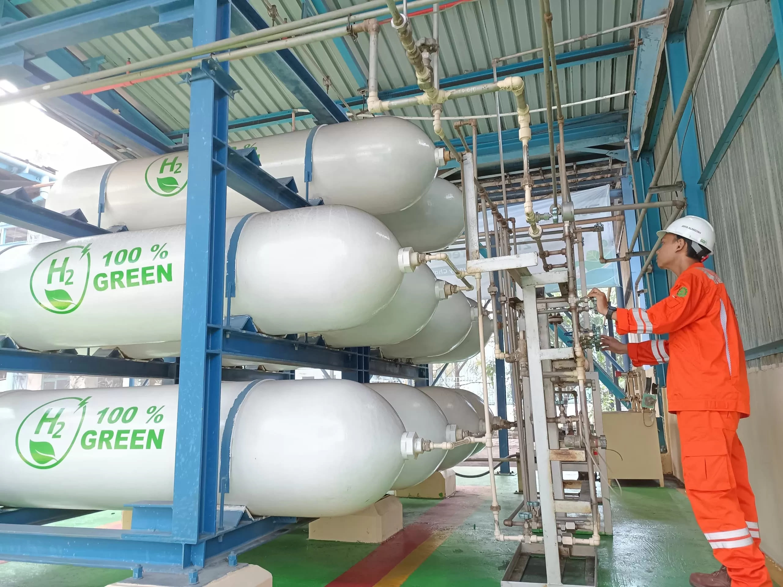 Petugas PLN Indonesia Power sedang melakukan pengecekan di Green Hydrogen Plant (GHP) yang berlokasi di pembangkit listrik tenaga uap (PLTU) Suralaya.