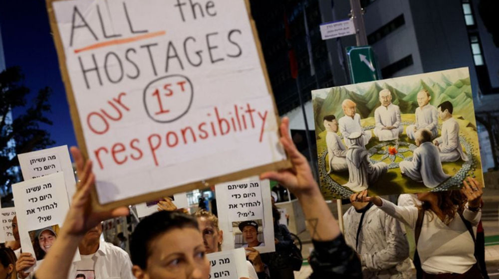 Para Pengunjuk Rasa Memegang Tanda-Tanda Menuntut Pembebasan Sandera yang Ditahan di Jalur Gaza