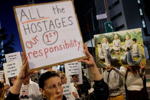 Para Pengunjuk Rasa Memegang Tanda-Tanda Menuntut Pembebasan Sandera yang Ditahan di Jalur Gaza