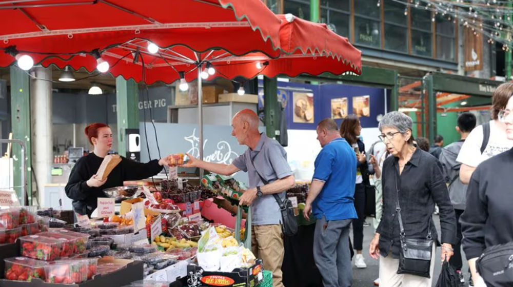 Orang-Orang Berbelanja di Borough Market di London, Inggris