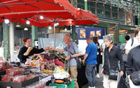 Orang-Orang Berbelanja di Borough Market di London, Inggris