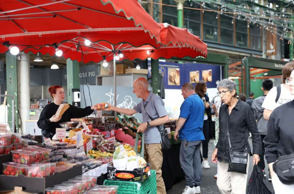 Orang-Orang Berbelanja di Borough Market di London, Inggris