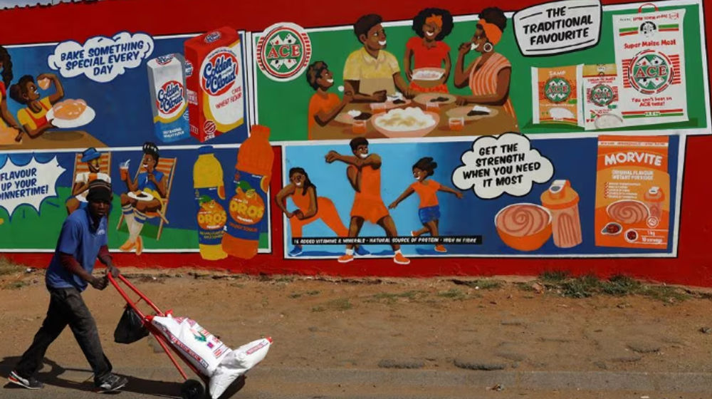 Seorang Pria Mendorong Troli Berisi Sekantong Tepung Jagung di Luar Toko Spaza di Thembisa, di East Rand, Afrika Selatan