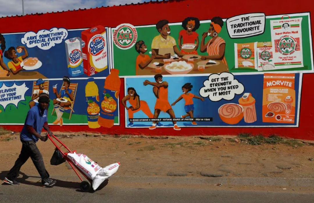 Seorang Pria Mendorong Troli Berisi Sekantong Tepung Jagung di Luar Toko Spaza di Thembisa, di East Rand, Afrika Selatan (Reuters/Siphiwe Sibeko)