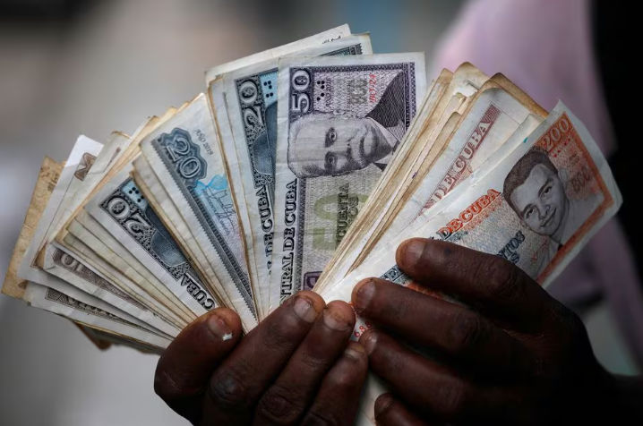 Seorang Menunjukkan Peso Kuba (Reuters/Alexandre Meneghini)